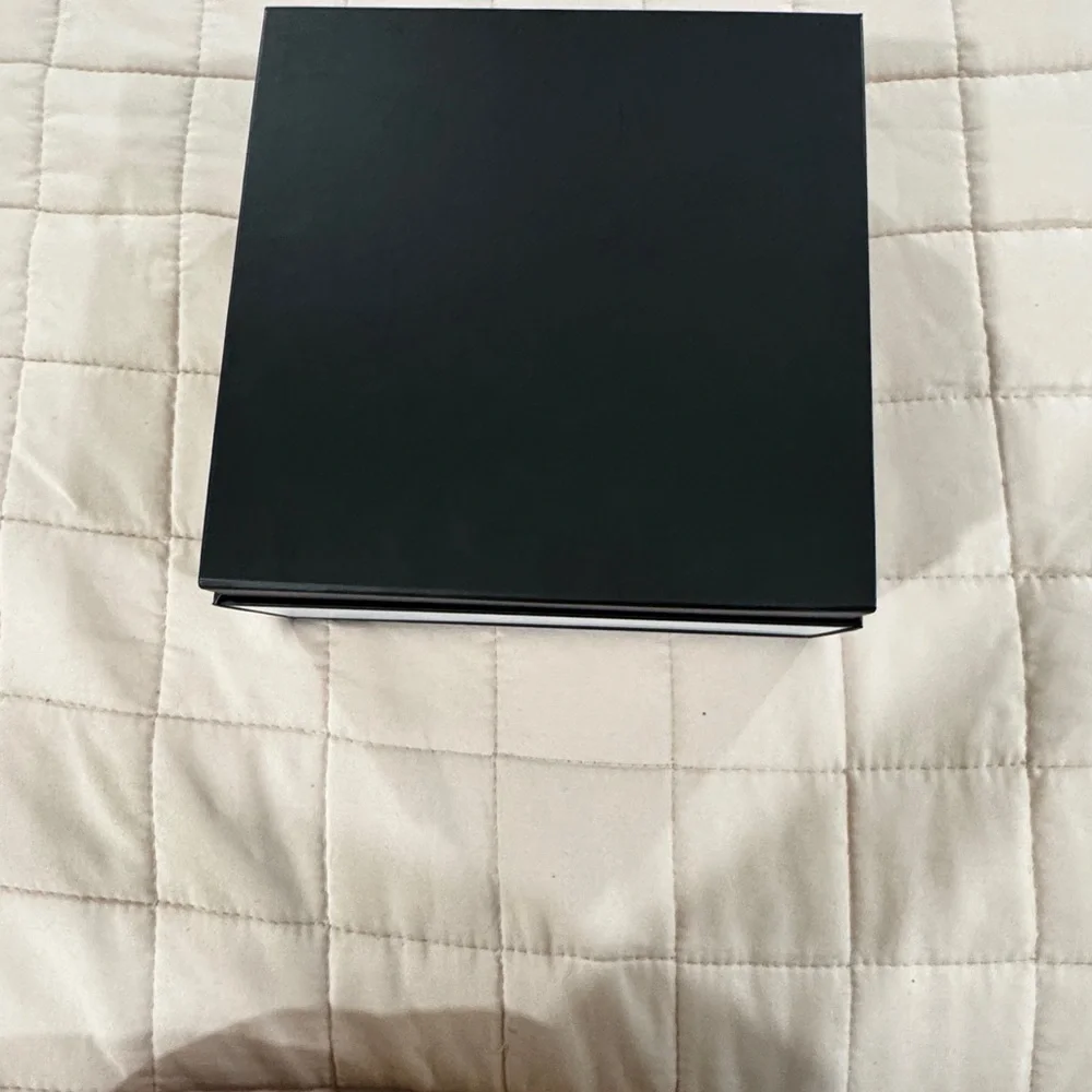 Gift Box with Ribbon - Picture 8 of 10